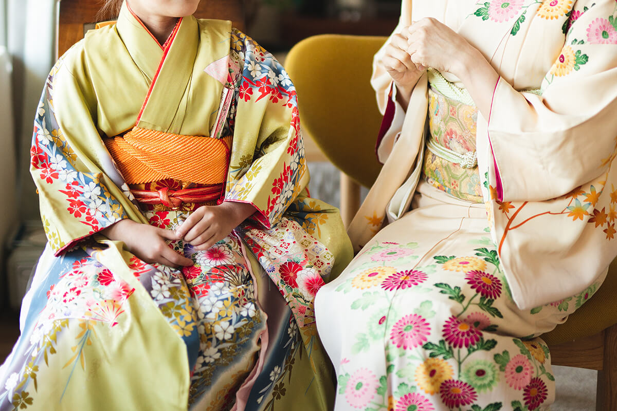 着物姿の母と娘が十三参りに参列する