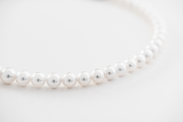 パールネックレスのかしこい選び方を、神戸の専門店が伝授！無調色真珠と調色の違いとは？
