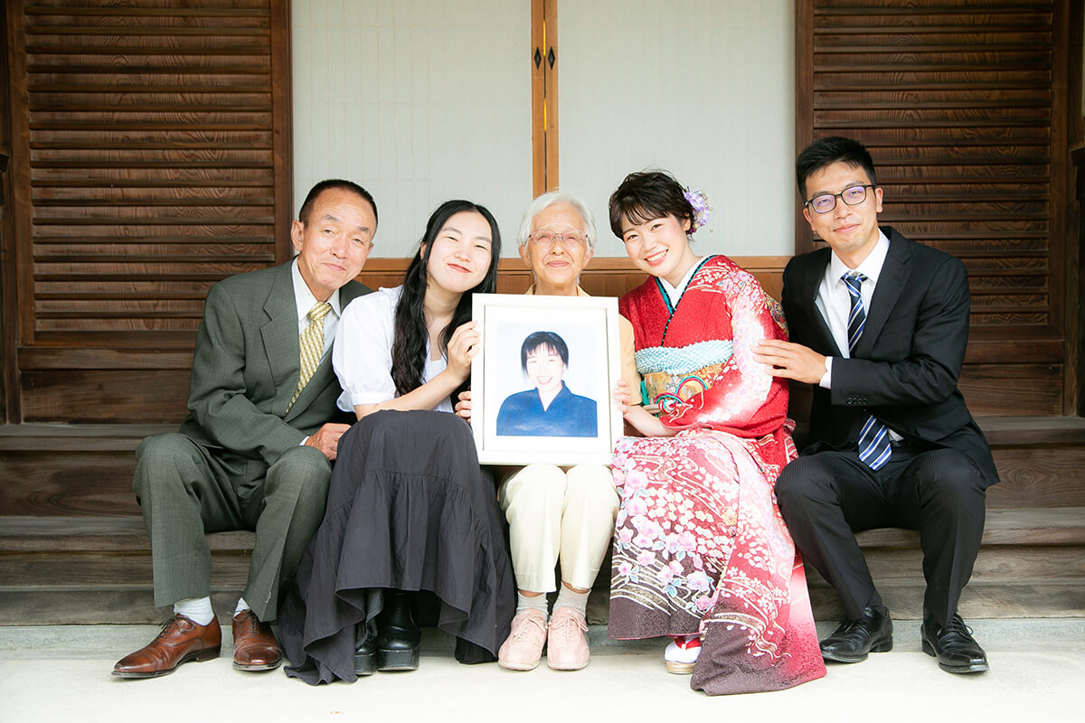 母の遺影写真と家族写真