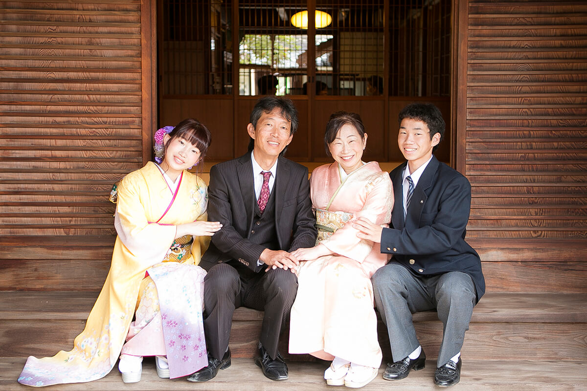 両親と弟と家族写真を成人式の前撮りで撮る