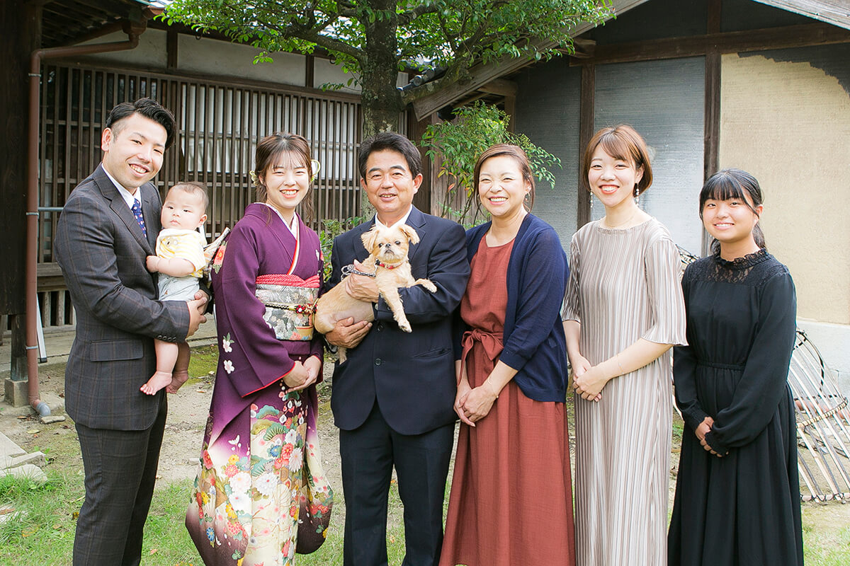 成人式で赤ちゃんやペットも一緒に家族写真