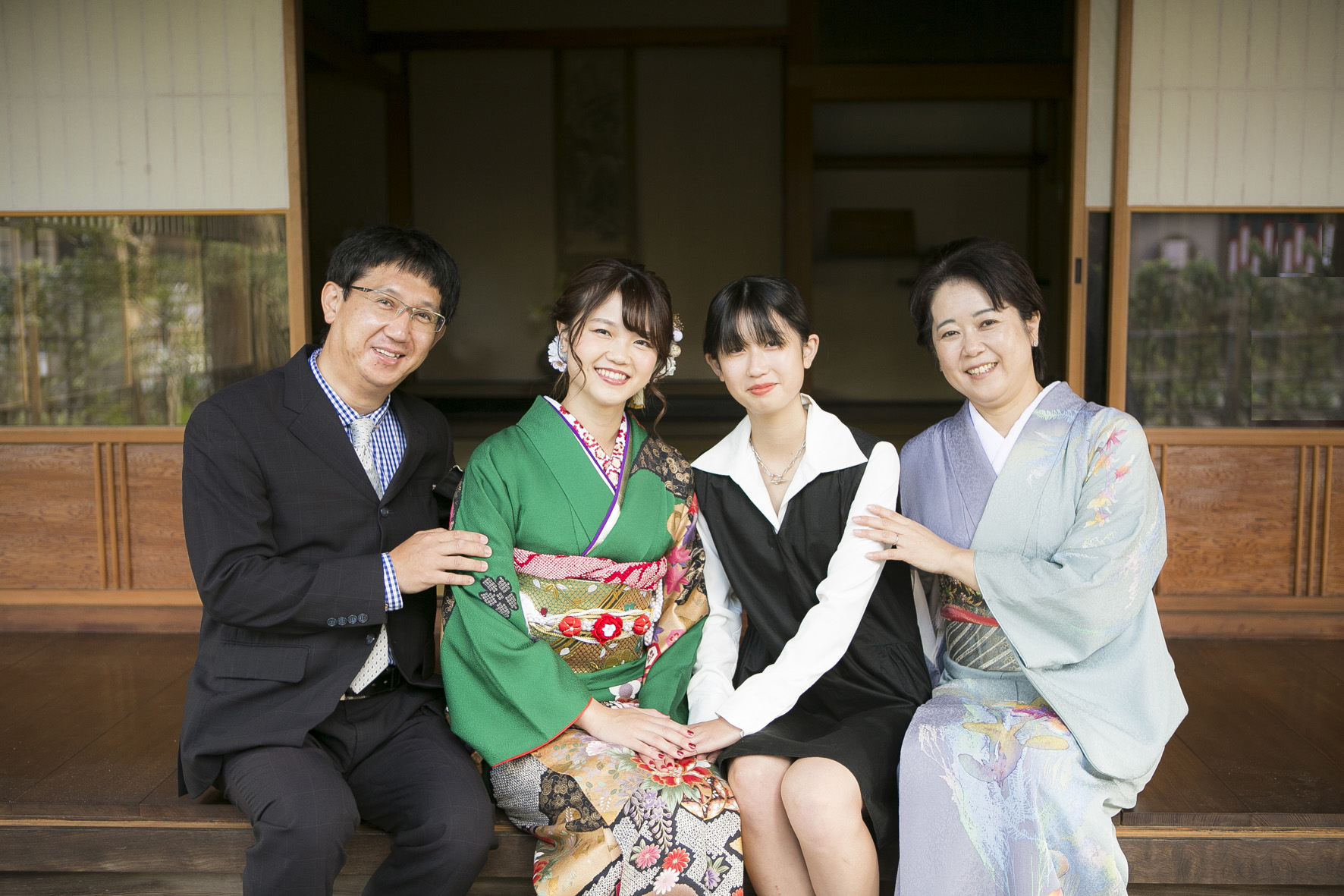 成人式 前撮り 私と嬉しそうな笑顔の両親との 家族写真 が一番のお気に入りです｜ 神戸市 西区 富士見が丘