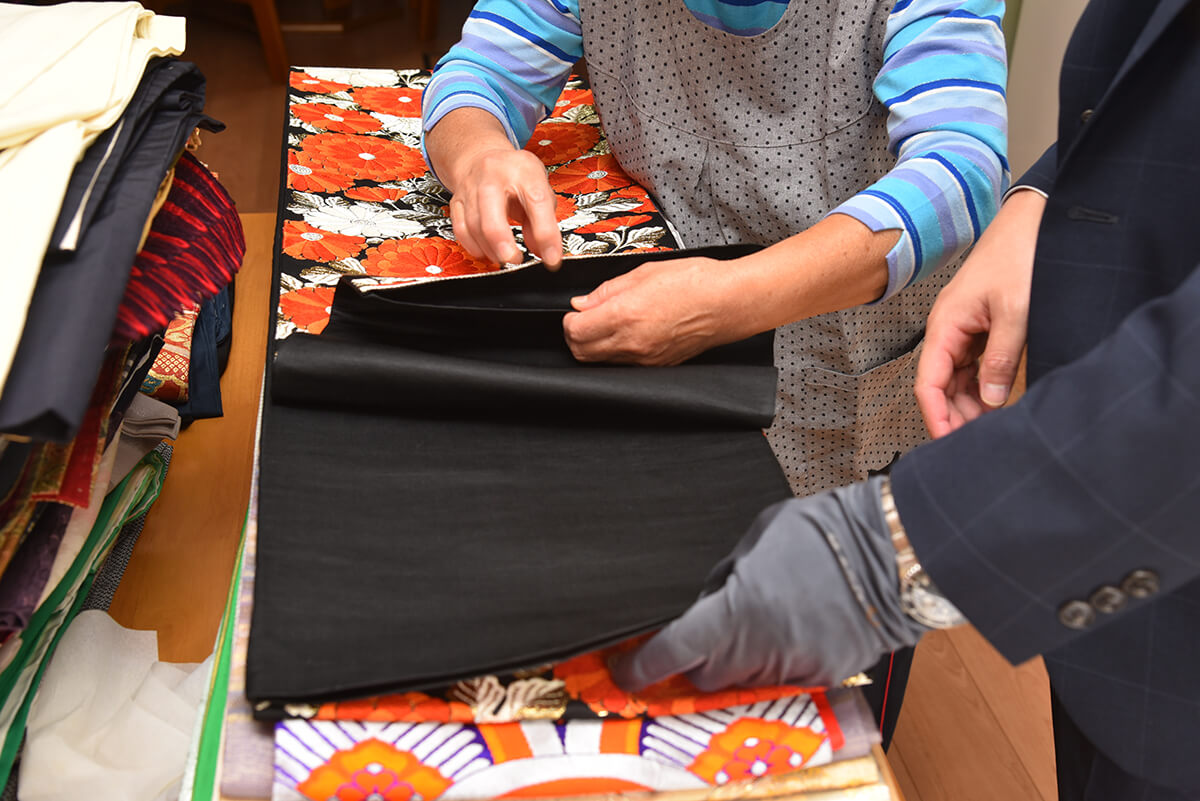 買取業者が母の遺品整理の買取をしている