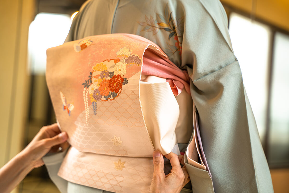 形見の着物と帯を着付けしている女性