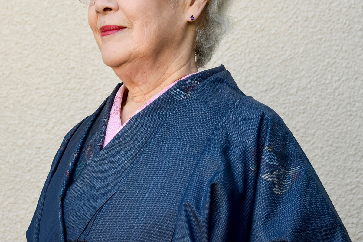 紺色の藍泥染の大島紬を着ている母親
