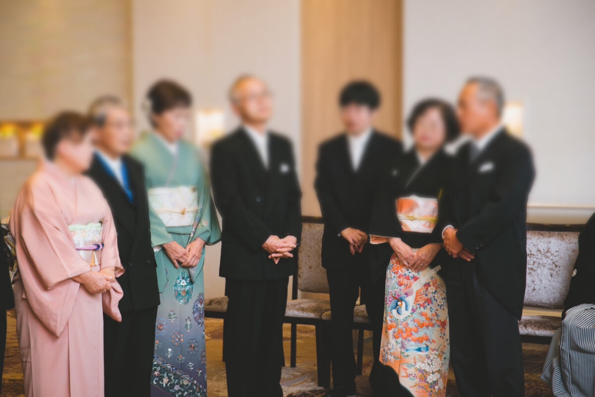 母親が黒留袖、親族や姉妹が訪問着を着ている