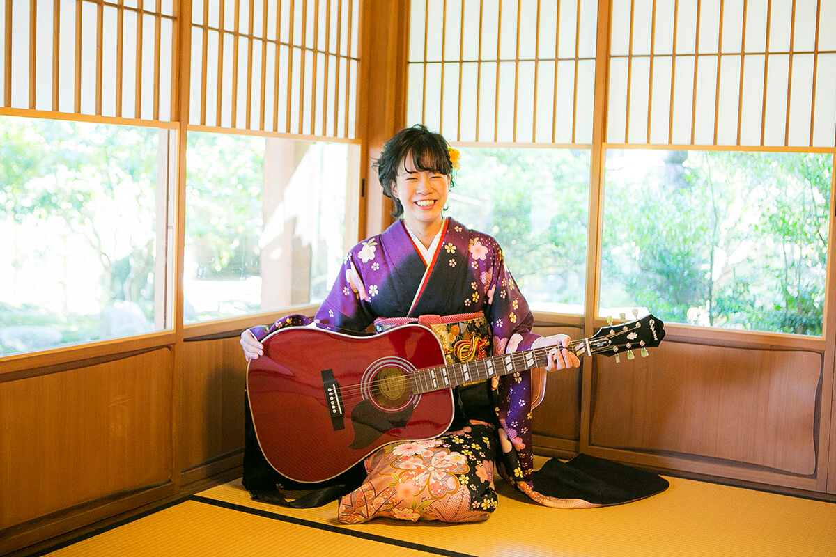 紫色の振袖を着た二十歳の女性