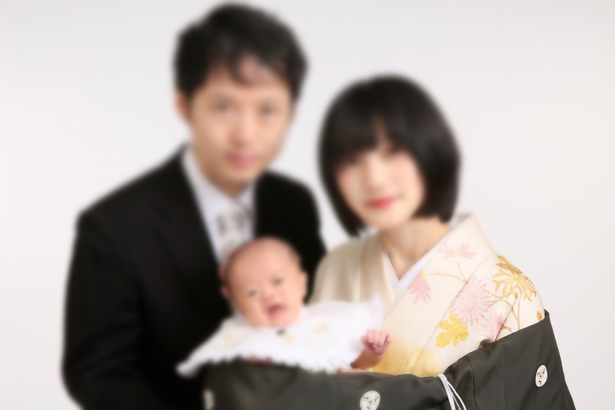 お宮参りで家族写真を撮る