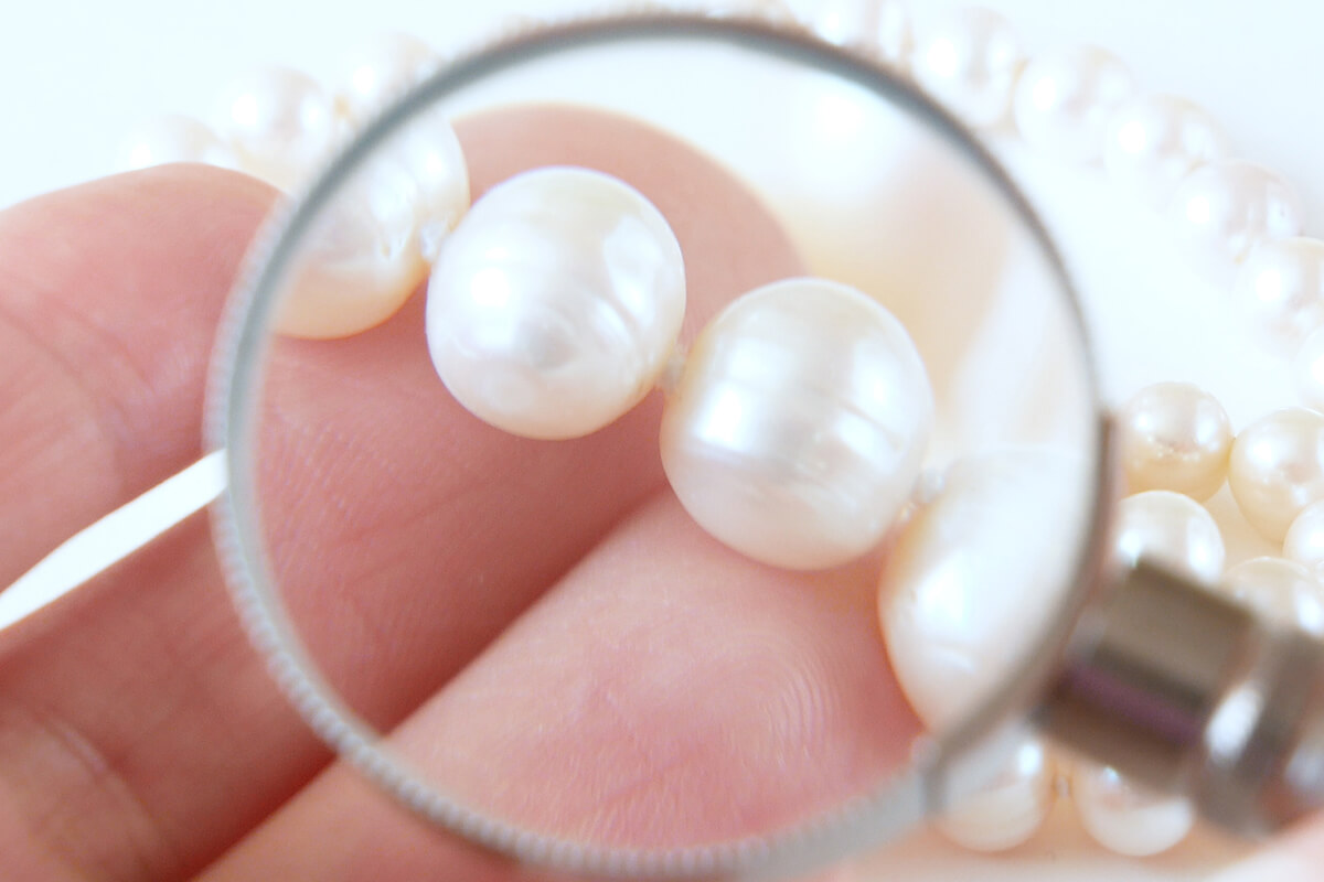 【真珠のネックレスは必要？】家族に真珠を贈る意味、年齢に応じて買う真珠の色、一生もののネックレスをどこで買う？まで徹底解説