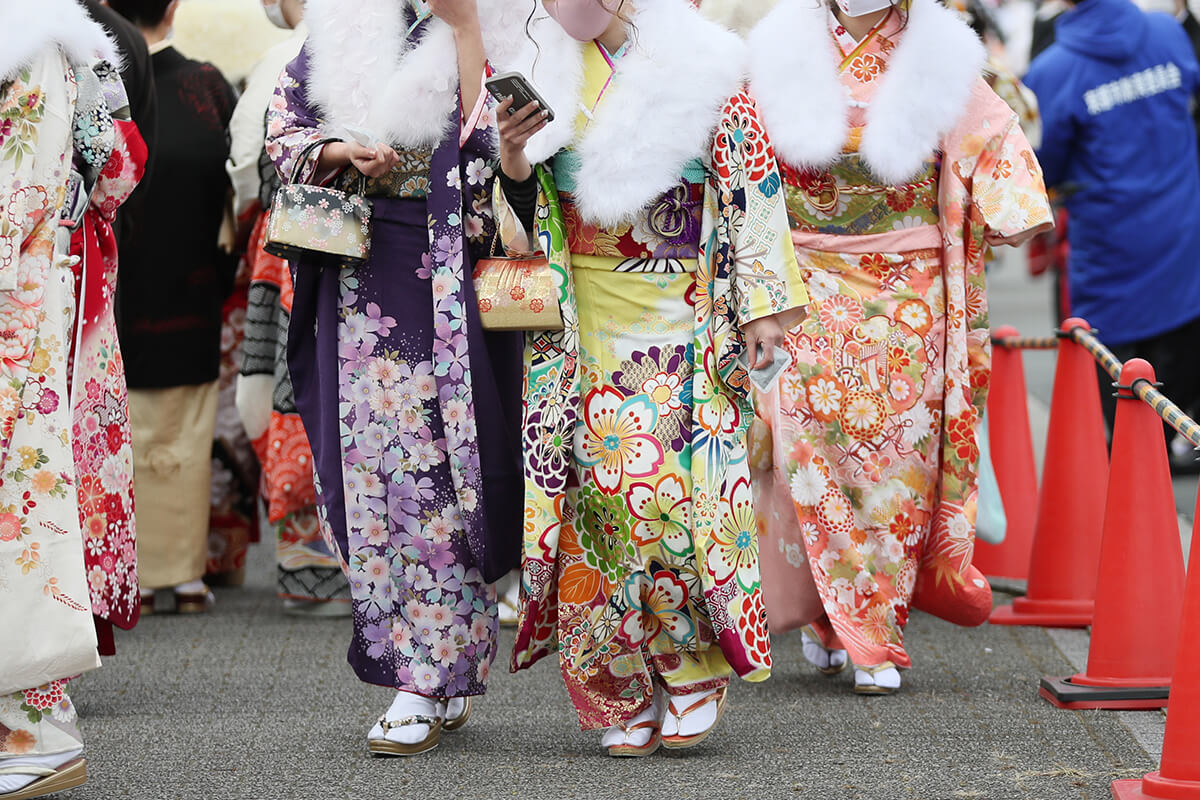 成人式で振袖姿で歩く女性3人