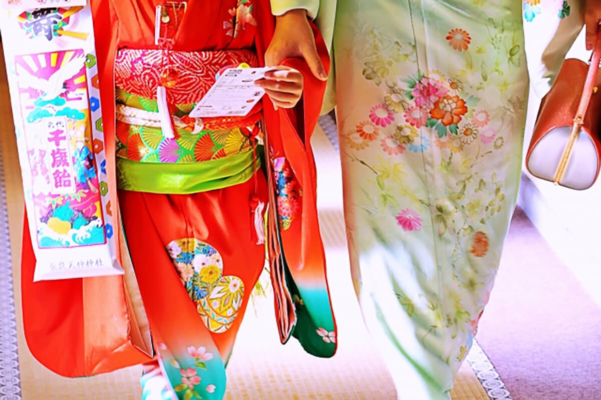 母と娘が手を繋いで七五三